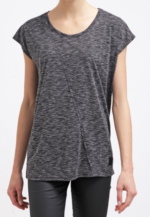 Top grigio scuro a maniche corte con una texture melange, caratterizzato da un dettaglio con cucitura diagonale e una silhouette rilassata. Etichetta in tessuto nera sull'orlo.