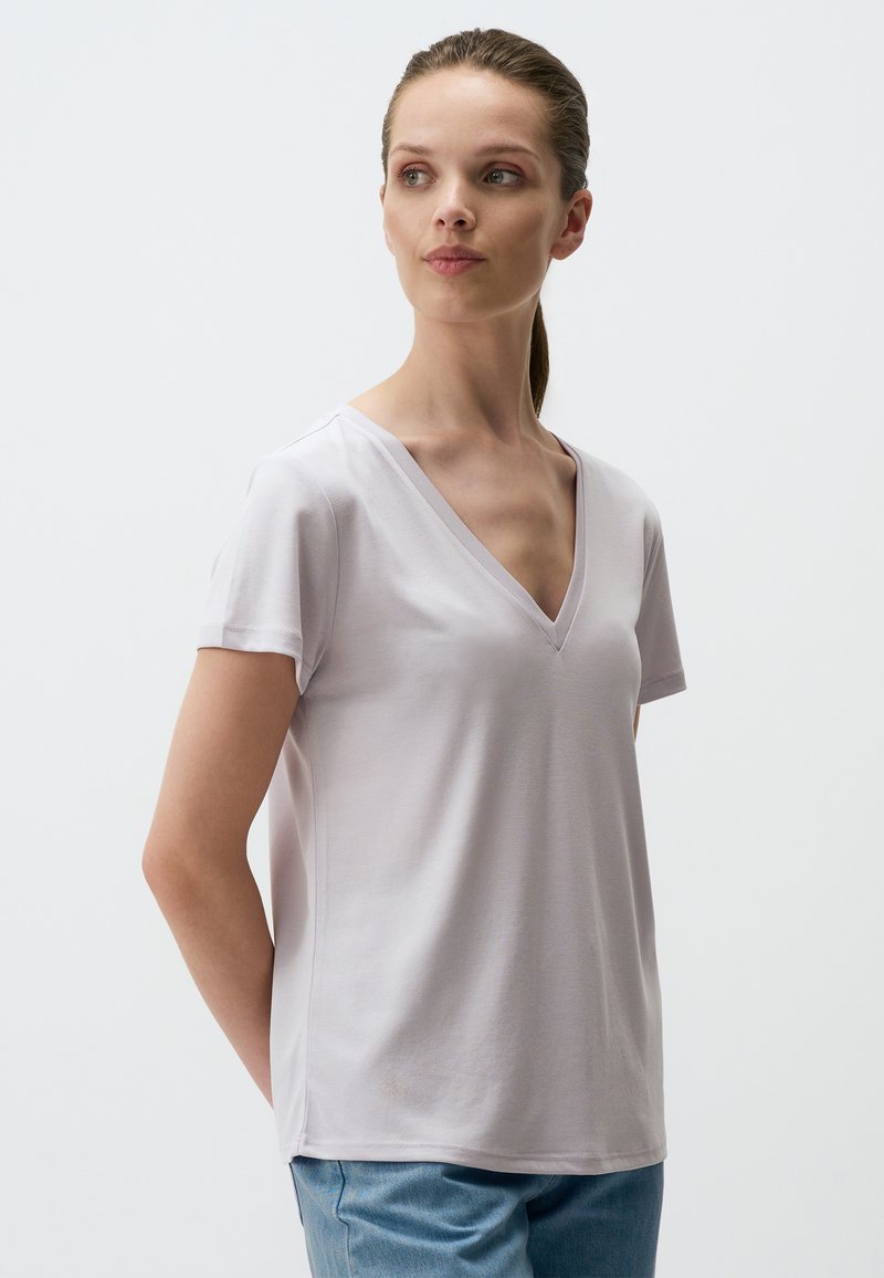 Licht lila T-shirt met korte mouwen en een V-hals ontwerp, gemaakt van een gladde stof en met een ontspannen pasvorm en rechte zoom.