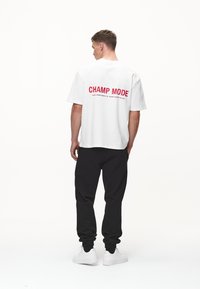 Pegador GORDAN OVERSIZED TEE - Tricou cu imprimeu - white