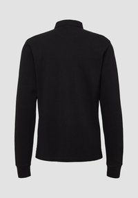 Zwarte longslivende shirt met kraag, gemaakt van een gladde, zachte stof. Heeft ribgebreide manchetten en een rechte zoom. Geen zichtbare logo's of patronen.