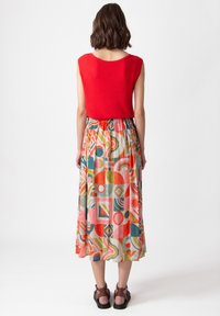 Ivko PRINTED MIDI - Jupe trapèze - coral