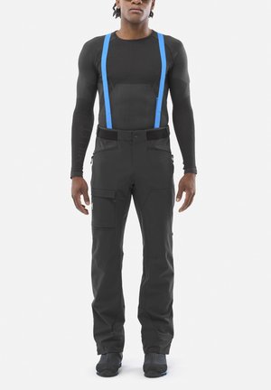 Pantalons noirs avec des bretelles bleues, présentant un haut texturé, de multiples poches et une conception fuselée. Le matériau semble durable et flexible.