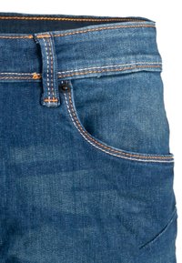 Vaqueros de denim en azul oscuro con costuras naranjas. Presenta un cierre de botón, bolsillos frontales y una textura ligeramente desgastada.