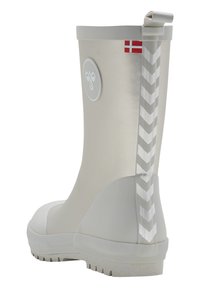 Witte rubberen regenlaars met een metallic afwerking, chevronpatroon accent en een Denemarken vlaggetje. Gladde textuur met een ronde neus.
