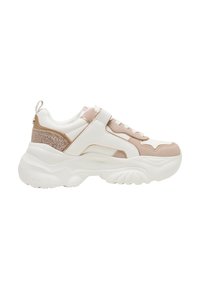 Baskets épaisses blanches et beiges avec semelle épaisse, lacets et bride velcro, et détail scintillant au talon.