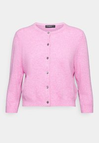 Vaaleanpunainen neuletakki, jossa on pyöreä kaula-aukko, pitkät hihat ja viiden napin etusuljenta. Kangas näyttää pehmeältä ja siinä on hieman teksturoitu pinta.