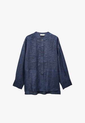 Chemise bleu foncé à manches longues avec des pinces verticales sur le devant, col rond, fermeture boutonnée et coupe ample.