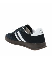Sneakers da uomo con tomaia in suede blu scuro, strisce bianche, colletto imbottito e suola in gomma marrone. Finitura liscia con accenti a contrasto.