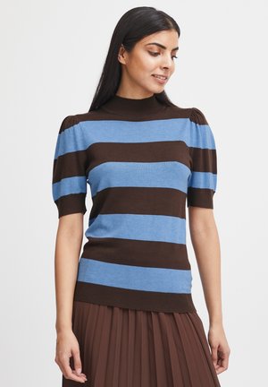 Gestreifter Strickoberteil in Braun und Blau mit kurzen Puffärmeln und hohem Kragen. Glatte Textur, taillierter Schnitt, kombiniert mit einem braunen Faltenrock.
