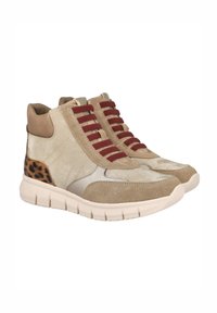 Zapatillas altas beige con acentos marrones, de ante texturizado, con detalles en plata y una sección de estampado de leopardo. Presentan cordones rojos y una suela gruesa.