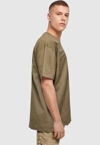 Just Rhyse CROCODILESMILE - Apdrukāts T-krekls - olive