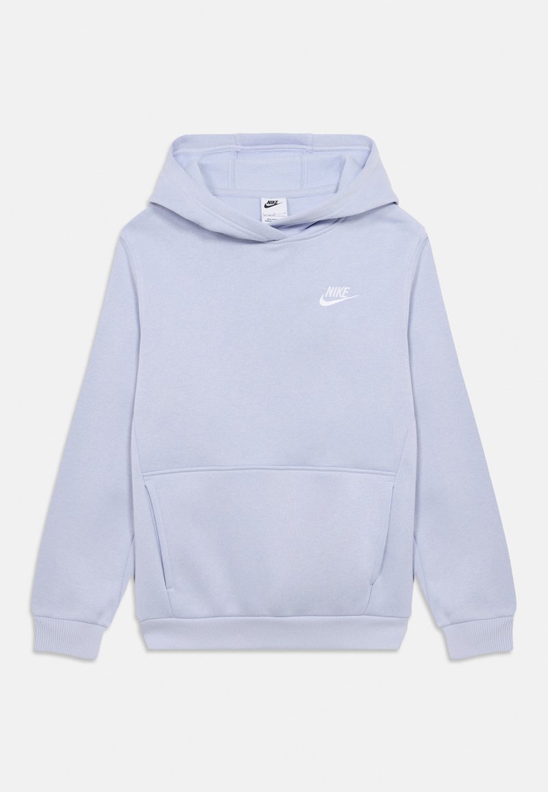 Lys lavendelgenser med hette laget av mykt stoff, med en frontlomme, ribbestrikkede mansjetter, og en hvit logo på brystet.