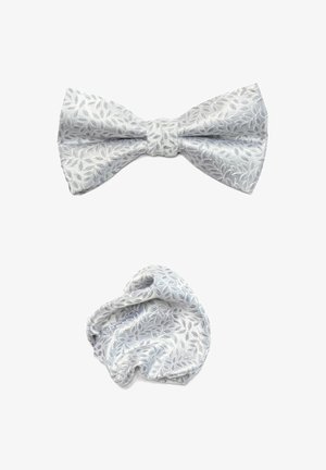 Silberne Fliege mit einem Blattmuster und glatter Textur, kombiniert mit einem passenden Einstecktuch, beide mit dezentem Glanz und filigranem Design.