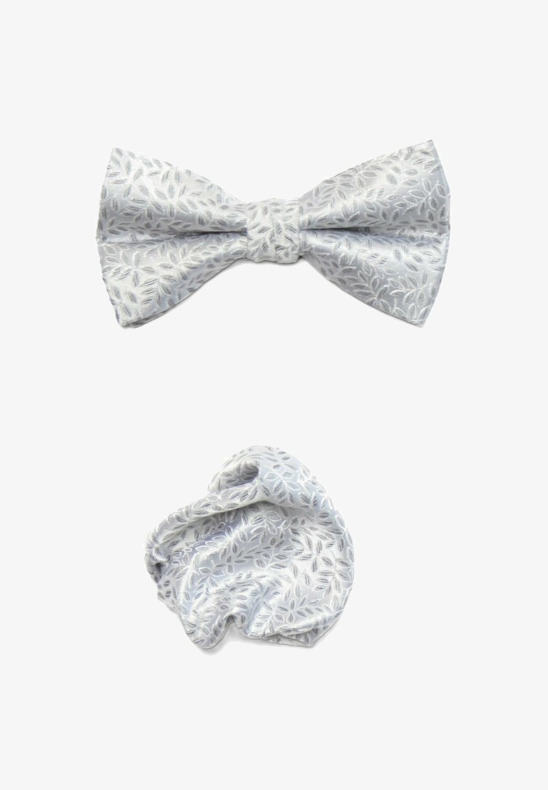 Silberne Fliege mit einem Blattmuster und glatter Textur, kombiniert mit einem passenden Einstecktuch, beide mit dezentem Glanz und filigranem Design.