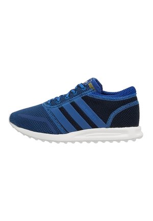 Blå og sort atletiksneaker med mesh-overdel, hvid sål, tre blå striber og teksten "Los Angeles" på siden.