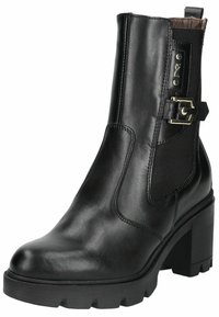 Bottines noires en cuir avec un talon bloc, des panneaux latéraux élastiques et une sangle décorative avec une boucle en métal. Texture lisse, semelle robuste.
