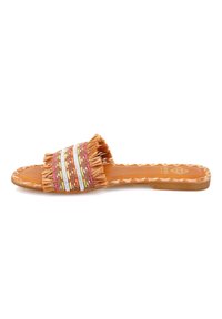 Sandale à lanières avec une semelle en cuir beige, orné de bandes tissées colorées et de franges sur un design à bout ouvert.