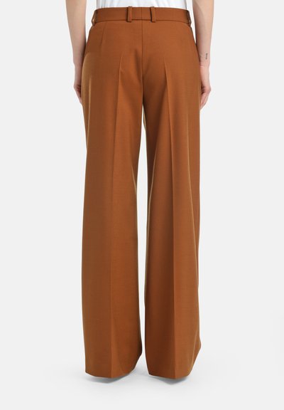 Bruine wijdvallende broek met voorplooien, een gladde stoftextuur en ceintuurlussen in de tailleband, van achteren weergegeven.