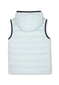 Gilet azzurro chiaro trapuntato senza maniche con cappuccio e bordo scuro attorno alle aperture per le braccia e al bordo del cappuccio, mostrato da dietro su sfondo bianco.