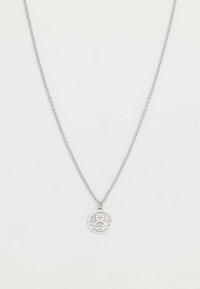 Srebrna lančana ogrlica s okruglim privjeskom na kojem je prikazan križ na globusu.