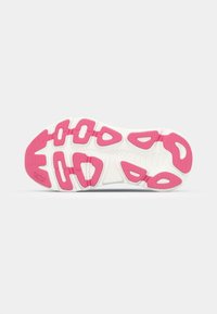 Semelle de chaussure blanche avec des accents en caoutchouc rose, des rainures texturées et des ouvertures uniques pour une meilleure adhérence. Marque visible au niveau du talon.