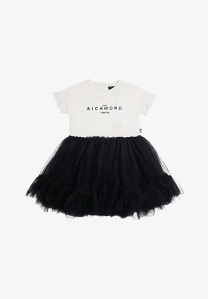 Top bianco a maniche corte con scritta "John Richmond London" abbinato a una gonna a strati in tulle nero per bambini.