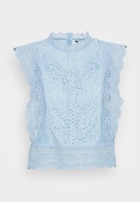 Ljusblå spetsblus med vågiga kanter, blommönster och hög krage med dragkedja bak.