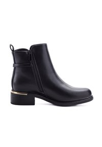 Botte en cuir noir jusqu'à la cheville avec un bout arrondi, fermeture éclair sur le côté et accent métallique sur le talon. Texture lisse et petit talon carré.