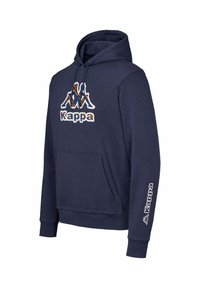La sudadera Kappa de color azul marino cuenta con un bolsillo tipo canguro, capucha con cordón y un logo impreso con acentos de patrones en el pecho y la manga.