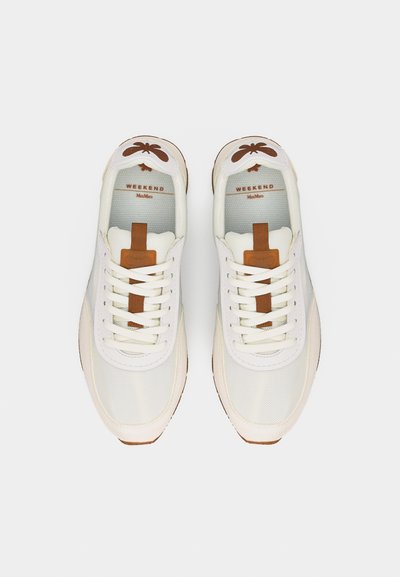 Baskets montantes blanches et marron en tissu mesh avec des accents en cuir, étiquetées « WEEKEND MaxMara » à l'intérieur des languettes.