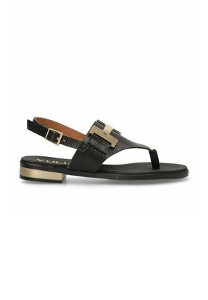Sandalias de cuero negro tipo slingback con suela plana, que presentan un hebilla dorada como acento y un acabado texturizado en la correa superior.