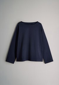 Camiseta de manga larga azul marino con un escote amplio, confeccionada en suave algodón. Presenta un corte holgado y un diseño minimalista.