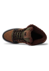 Sneaker înalt, maro și verde, cu o căptușeală moale maro, elemente metalice negre și șireturi multicolore; materiale din velur texturat și plasă.