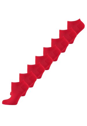 Siedem par czerwonych skarpetek do kostek ułożonych diagonalnie na białym tle.