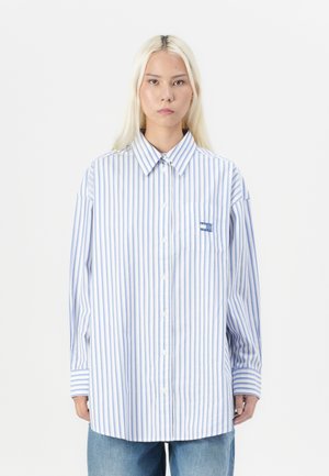 Lichtblauw en witte gestreepte button-up shirt, lange mouwen, borstzak met logo, gemaakt van een geweven stof. Eenvoudig, ontspannen pasvorm ontwerp.