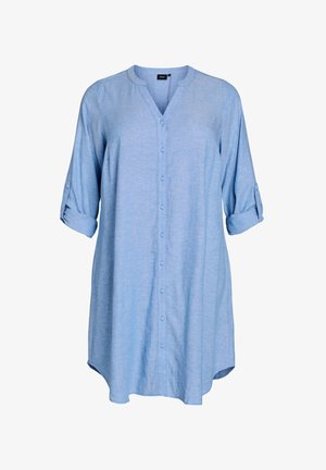 Vaaleansininen pitkähiha tunikkapaita, jossa on napitettava etuosa, kääritty hihat ja pyöreä kaulanauha.