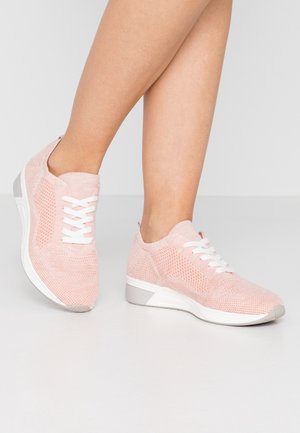 Sneaker a maglia rosa chiaro con lacci bianchi, tomaia testurizzata e un accento grigio sul tallone. Design a taglio basso e suola flessibile.