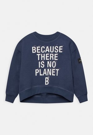 Sweatshirt bleu marine avec un texte blanc audacieux "PARCE QU'IL N'Y A PAS DE PLANÈTE B." Design court avec poignets côtelés et col rond.