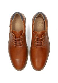 Zapatos de piel marrón con puntera redonda, seis ojales para los cordones y un cuello de color marino en contraste. Textura suave y costura blanca alrededor de la suela.