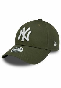 Zelena bejzbolska kapa s bijelim izvezenim logom "NY". Ima zakrivljenu vizir, šest ventilacijskih rupa i New Era logo sa strane.