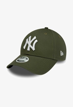 Zöld baseball sapka fehér hímzett "NY" logóval. Görbített karimával, hat szellőzőnyílással és New Era logóval az oldalon rendelkezik.