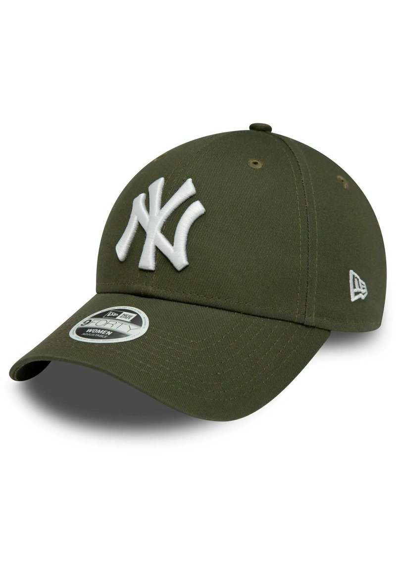 Zelena bejzbolska kapa s bijelim izvezenim logom "NY". Ima zakrivljenu vizir, šest ventilacijskih rupa i New Era logo sa strane.