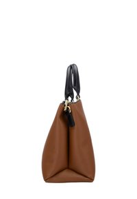 Bolso de cuero marrón con un acabado texturizado, con un asa negra y adornos dorados, trabajado en una silueta triangular.