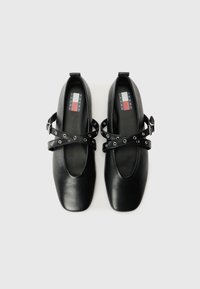 Zwarte leren schoenen met een ronde neus, dubbele kruisbanden met metalen oogjes en een gemarkeerde binnenzool. Gladde textuur, platte zool.