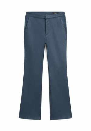 Dunkelblaue Hose mit geradem Bein, Fronttaschen und verdecktem Knopf- und Reißverschluss, flach auf weißem Hintergrund liegend.