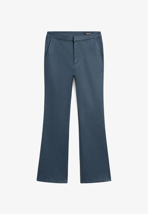 Dunkelblaue Hose mit geradem Bein, Fronttaschen und verdecktem Knopf- und Reißverschluss, flach auf weißem Hintergrund liegend.