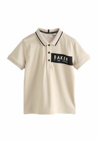 Bež polo majica s crnom prednjom pločom na kojoj piše "BAKER BY TED BAKER." Sadrži ovratnik i tri crna dugmeta.