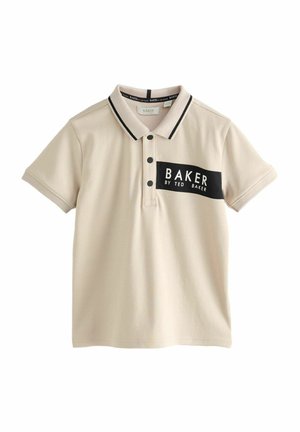 Beige polo shirt met een zwart borstpaneel met de tekst "BAKER BY TED BAKER." Beschikt over een kraag en drie zwarte knopen.
