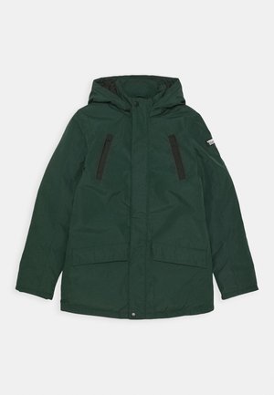 Dunkelgrüne Winterjacke mit Kapuze, zwei vertikalen Brusttaschen, zwei Klapptaschen für die Hände und einem kleinen Logo-Patch am linken Arm.