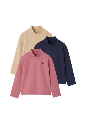 Drei Langarm-Rollkragen-Shirts in Beige, Marineblau und Staubrosa, mit einem kleinen lila Logo auf der Brust des rosa Shirts.
